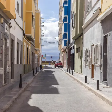 Bkd2 A Tan Solo 50 Metros De La Playa Canteras